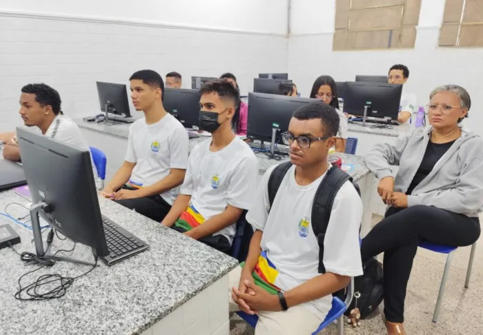 Mais de mil estudantes da rede estadual iniciam curso gratuito para tirar primeira habilitação