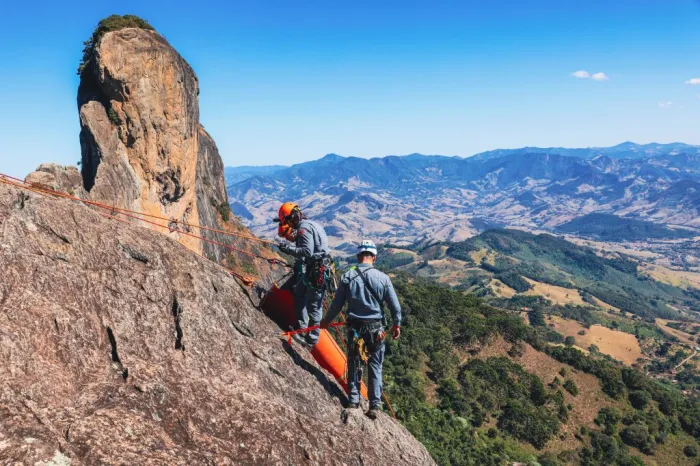 Trilha segura: simulação na Pedra do Baú integra equipes de resgate de turistas em SP