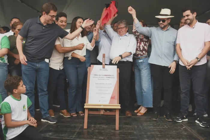 João Azevêdo entrega reforma de escola e pavimentação asfáltica em Pedro Régis e destaca presença do governo nos municípios