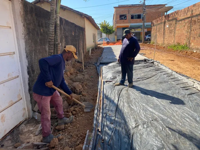 Obras: Rua Ivete Vargas, no bairro Liberdade, está sendo pavimentada em concreto