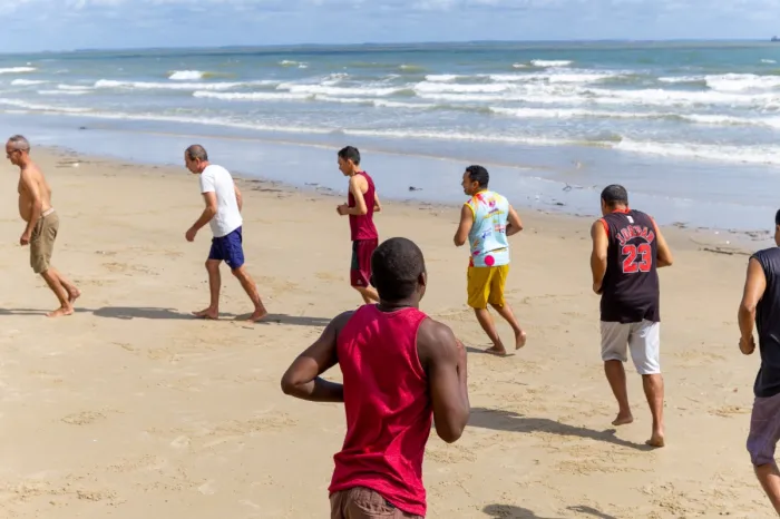 CAPS AD Estadual realiza atividade externa com pacientes na Praia de São Marcos