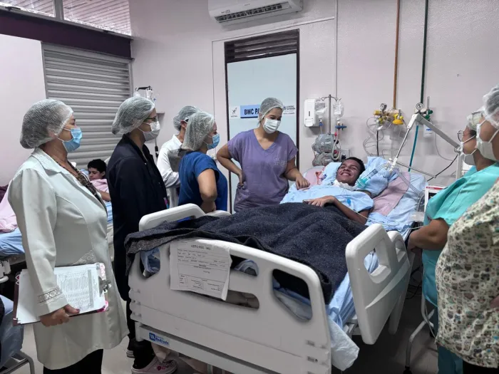 Amizade e música ajudam adolescente a se recuperar no Hospital de Trauma de João Pessoa após grave acidente de moto
