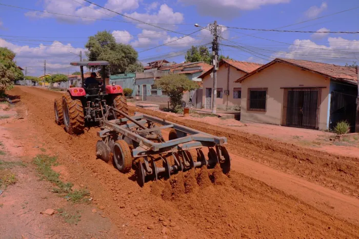 Obras: Via que interliga as Folhas 12 e 13 passa por terraplanagem
