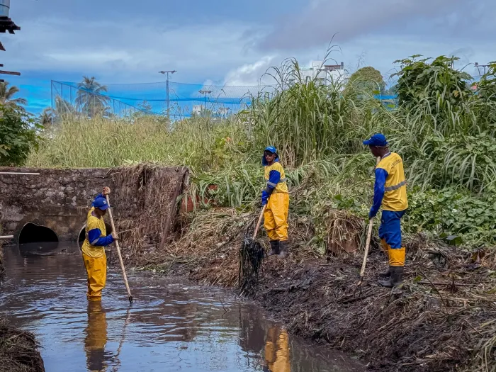 Prefeitura realiza ação preventiva de limpeza de canal em Itinga e Pitangueiras