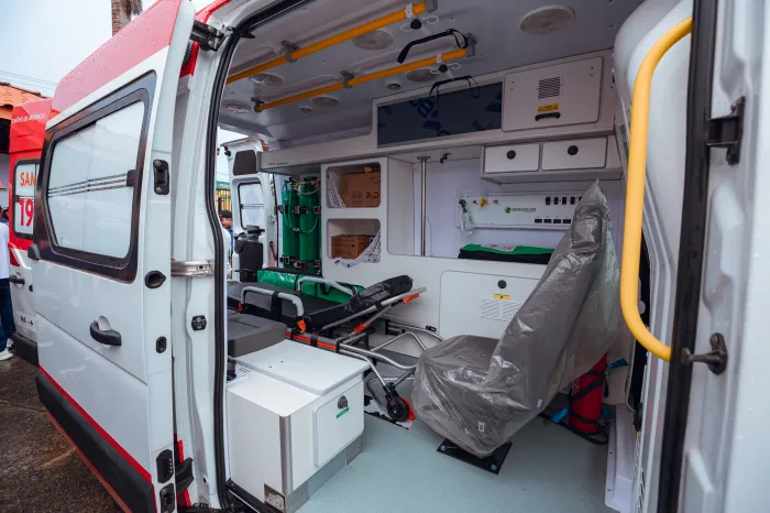 Prefeita entrega nova ambulância e celebra 20 anos do SAMU192 em Lauro de Freitas