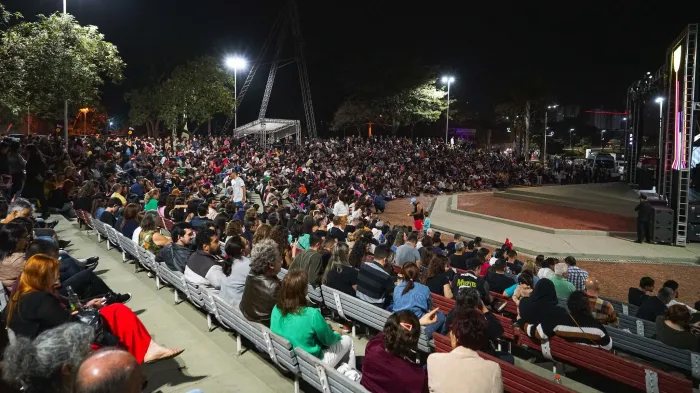 Abertura do FIT Rio Preto tem público de 3 mil e tributo a fundadores