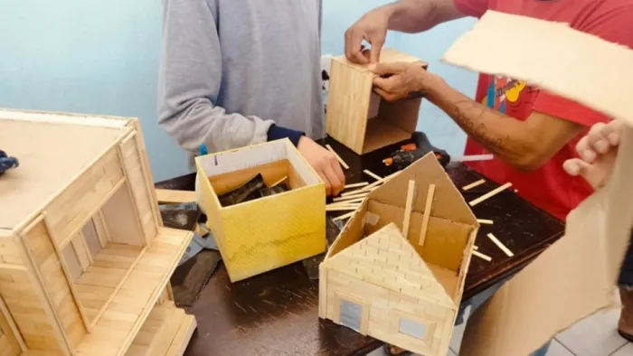 Apenados produzem artesanato de forma autônoma, compartilhando habilidades entre si -Foto: Divulgação/Polícia Penal