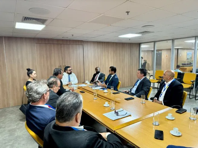Comitiva de São Sebastião vai a Brasília e discute destino do Porto