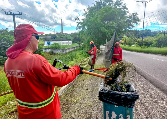 Emlur mobiliza mais de 50 agentes em ação de limpeza no Acesso Oeste