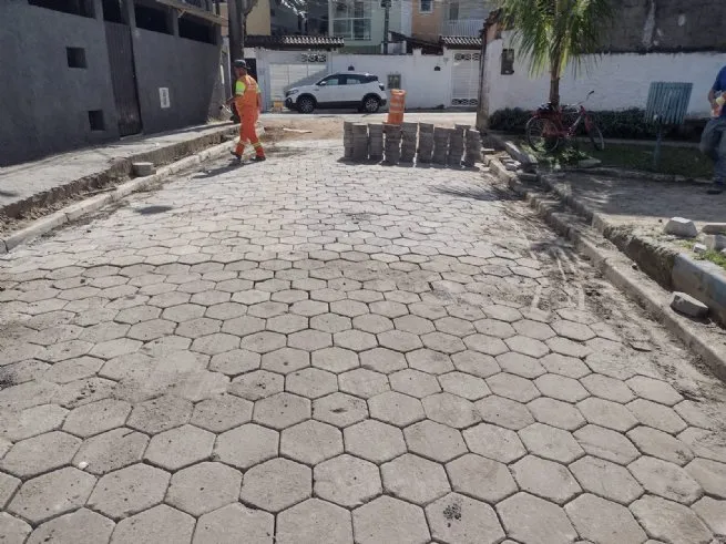 Prefeitura de São Sebastião realiza pavimentação da Rua Cesário Furtado de Oliveira, em Boiçucanga