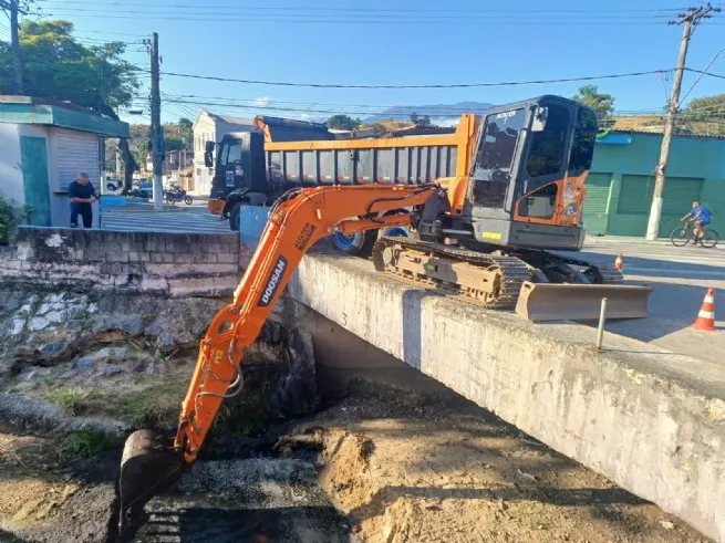 Prefeitura de São Sebastião reforça limpeza no córrego Mãe Isabel com ação de desassoreamento