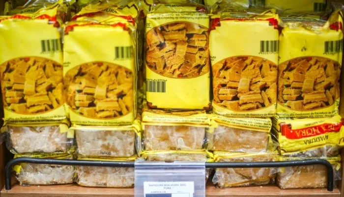 Famílias produtoras de rapadura têm aumento na renda após SAF incluir produto em supermercados