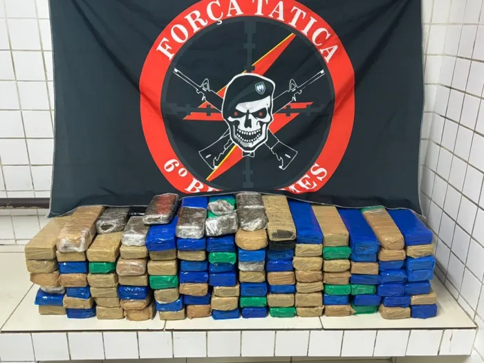 FORÇA TÁTICA DO 6º BPM APREENDE 108 TABLETES DE MACONHA