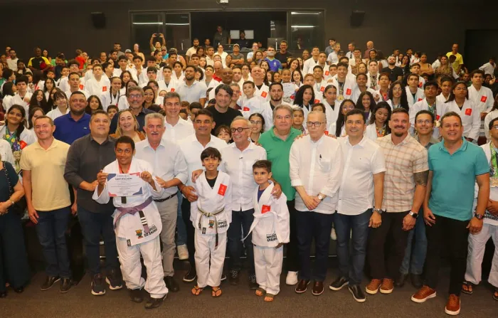 Cícero Lucena reforça apoio ao esporte e entrega 352 quimonos a atletas de jiu-jítsu