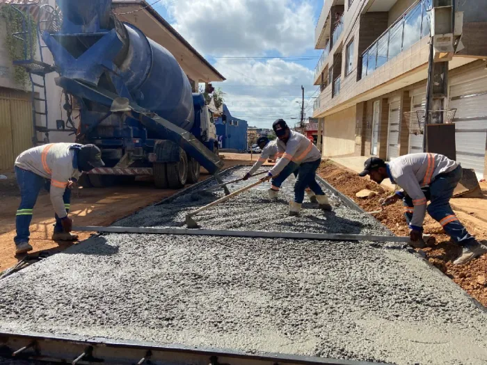 Obras: Pavimentação em concreto da Rua N. Sra. Aparecida está bem adiantada no bairro Liberdade