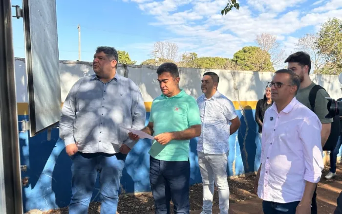 Vereador Inspetor Cabral durante a entrega dos equipamentos. (Foto: Assessoria)