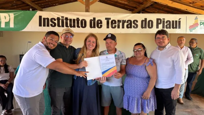 Interpi entrega títulos de terra para famílias de comunidade em Ipiranga do Piauí