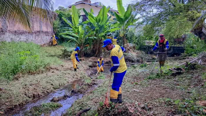 Prefeitura realiza limpeza manual de canal em Vilas do Atlântico para prevenir alagamentos