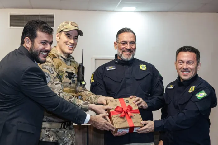 Governo do Piauí entrega equipamentos de radiocomunicação à PRF e reforça integração entre as forças de segurança do estado