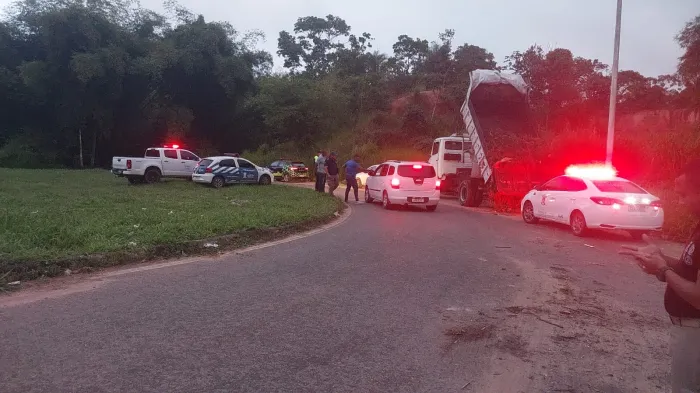 Prefeitura de Lauro de Freitas realiza ação conjunta e coíbe descarte irregular de resíduos no Jambeiro