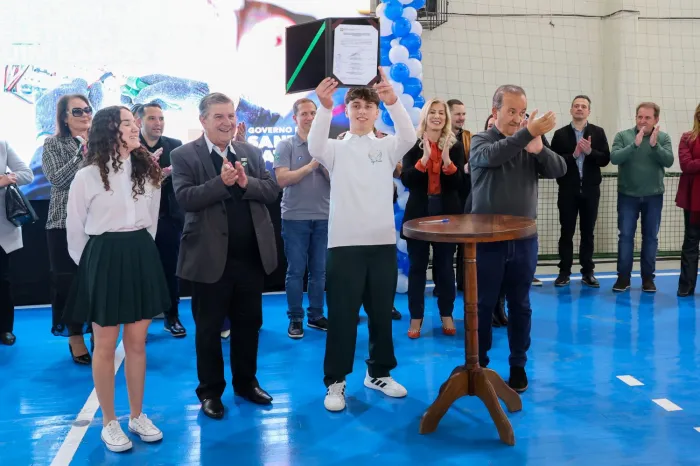 Em Lauro Muller, governador entrega reforma e ampliação da EEB Walter Holthausen e autoriza recursos para dragagem de rios