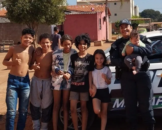 Policiais do PROMUSE emocionam comunidade durante patrulhamento em Três Lagoas/MS