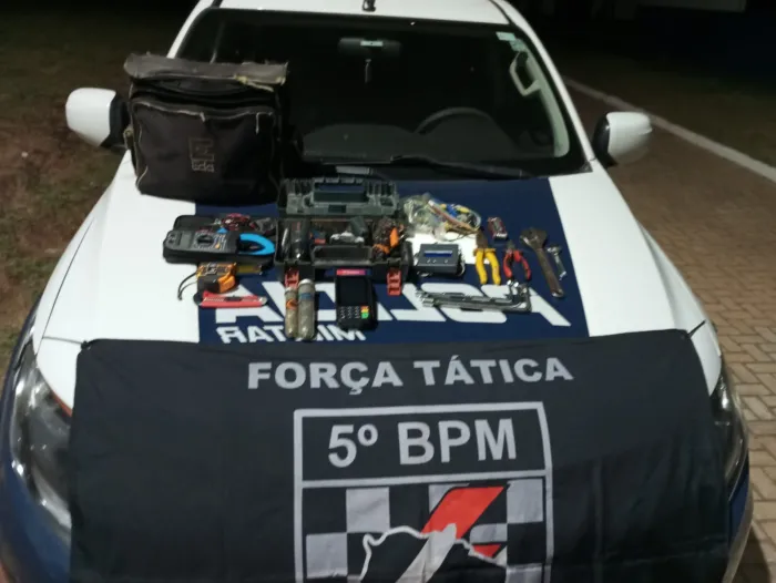 Polícia Militar localiza bolsa com objetos abandonada em via pública em Coxim