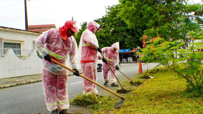 Emlur inicia a semana com serviços de limpeza e conservação em 11 bairros