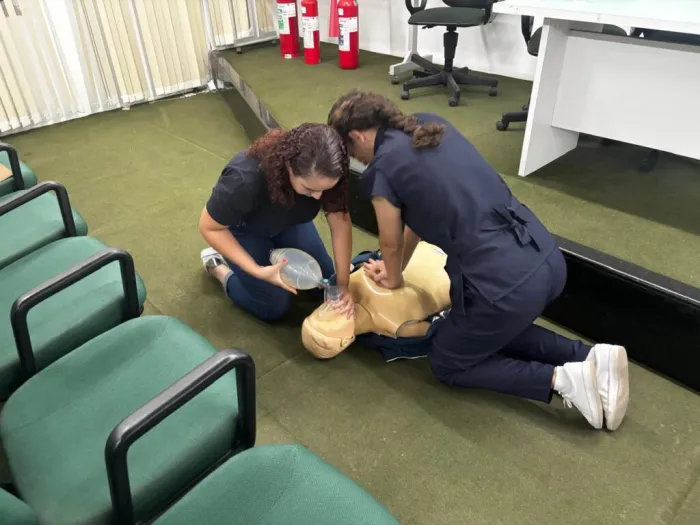 Hospital Getúlio Vargas realiza capacitação em Suporte Básico da Vida para médicos, enfermeiros e fisioterapeutas residentes