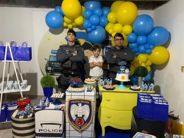 Policiais militares participam de festa de aniversário com tema policial em Cachoeiro