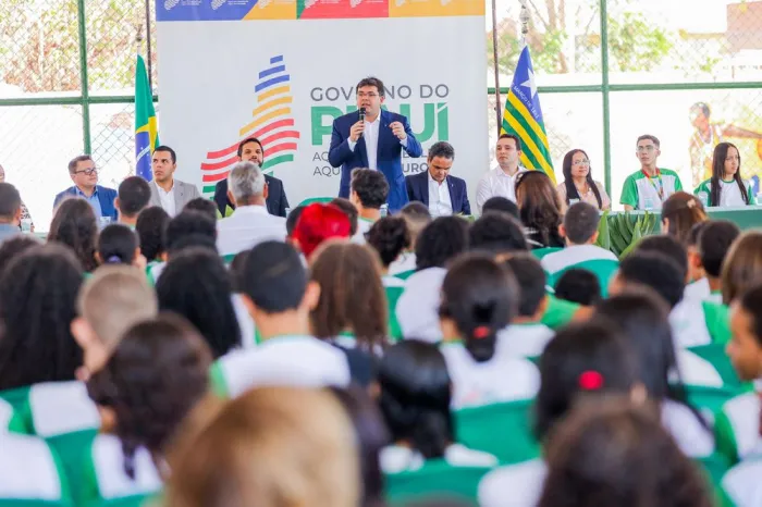 Governador inaugura reforma de escola considerada um marco histórico da cidade de Altos nesta quarta (30)