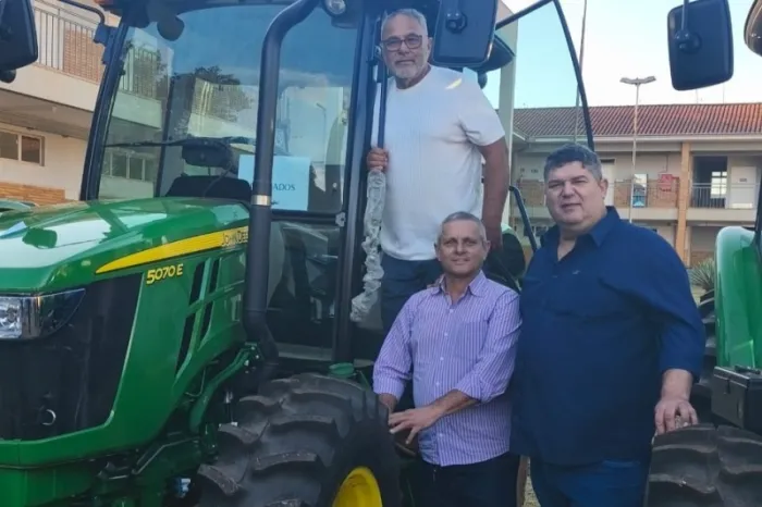 Trabalho de Yuri garante trator para pequenos produtores rurais em Dourados
