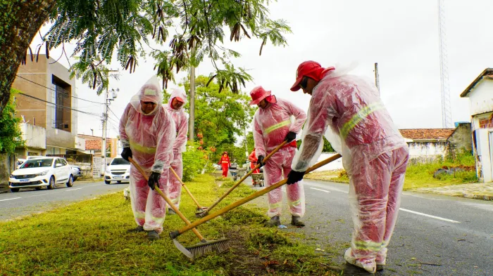 Emlur atende moradores de 8 bairros com serviços de roço e capinação