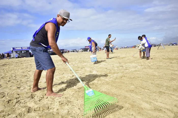 PG realiza mutirão de limpeza da praia do Bairro Boqueirão nesta quarta (30)