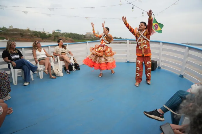Turistas europeias encerram imersão amazônica com encantador passeio de barco pelo rio Madeira