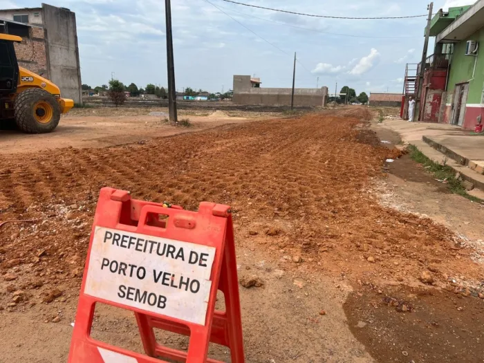Rua Antônio Violão recebe serviços de preparação para asfalto no bairro Escola de Polícia
