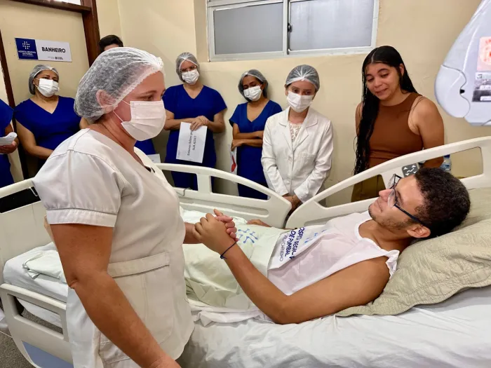 Paciente de acidente de trânsito recebe alta no Hospital Regional de Pombal, após 15 dias na UTI e três cirurgias de alta complexidade