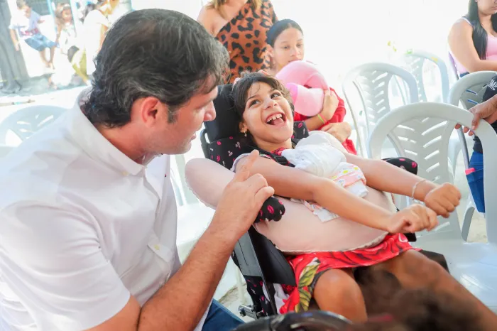 Crianças com microcefalia atendidas no Centro de Doenças Raras recebem cadeiras de banho adaptadas