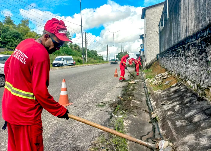 Emlur realiza serviços de roço e capinação em 10 bairros nesta quinta-feira