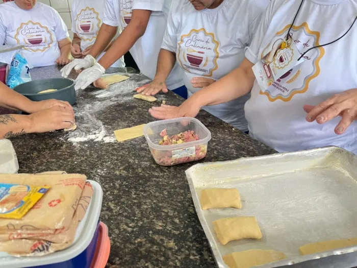Internas da Penitenciária Feminina de Teresina aprendem a fabricar pães, docinhos e biscoitos