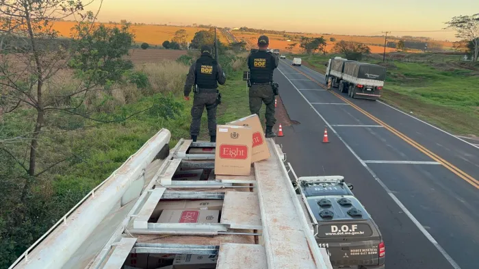 DOF apreende carreta carregada com 25 mil pacotes de cigarros contrabandeados do Paraguai