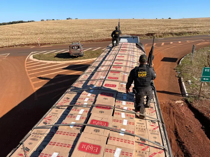 DOF apreende carreta carregada com mais de 50 mil pacotes de cigarros contrabandeados do Paraguai