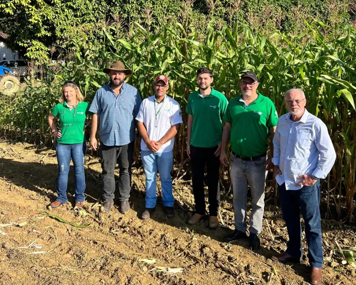 Incaper reforça apoio à pecuária de Viana com entrega de silagem a produtores