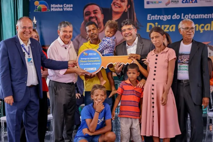 Em Teresina, 132 famílias recebem as chaves da primeira casa própria com a presença remota de Lula