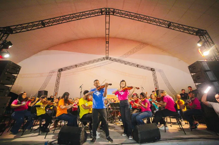 Prefeita Débora prestigia apresentações culturais em comemoração ao aniversário de 63 anos de Lauro de Freitas