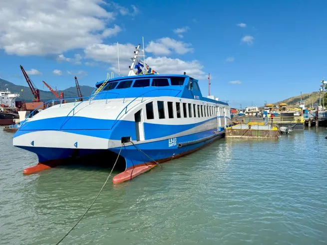 Estado entrega catamarã modernizado para travessia, e vice-prefeito de São Sebastião reforça pedido por novas baias de estacionamento