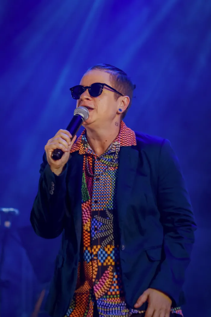 Caronas do Opala faz show com sucessos da música brega na Festa das Neves