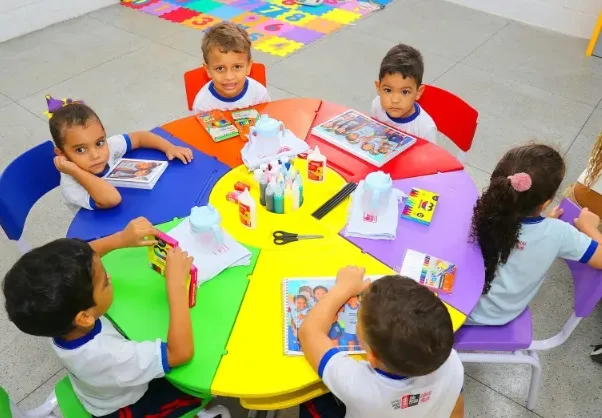 Evolução da Educação: do tradicional ensino jesuítico ao avanço tecnológico com sistemas Google e LEGO®