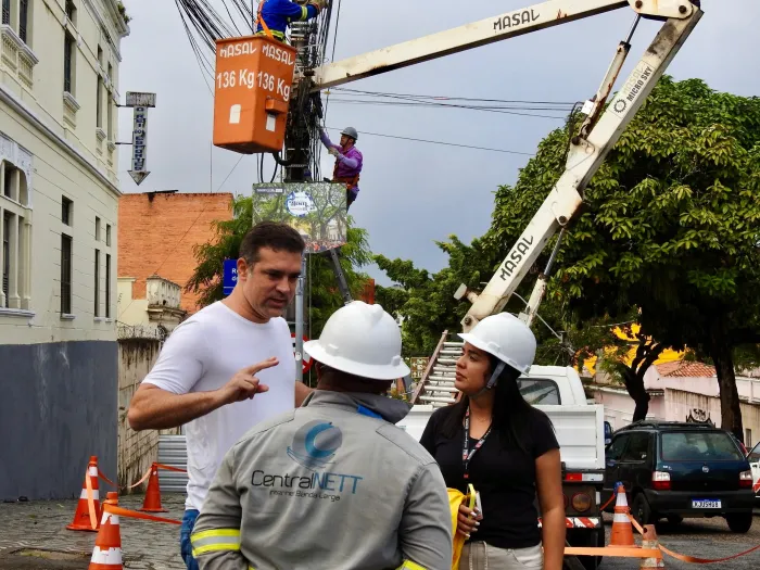 Prefeitura retoma operação para limpeza de fios em postes e combate à poluição visual em João Pessoa
