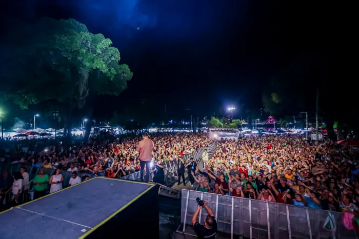 Festa das Neves reúne multidão em noite de reflexão e louvor com Padre Nilson Nunes